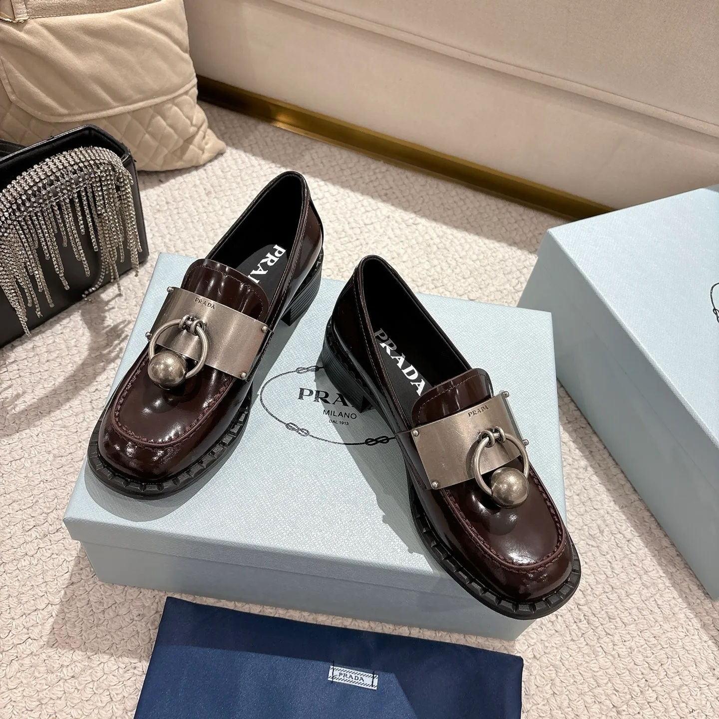 👟👟Ex-factory price 600👟👟 Prad✅Certified𝟐𝟎𝟐5𝙨𝙨 Early Spring Prada💯 #陈昊宇 Same style, many celebrity internet celebrities have the same style/medium-heeled British loafers, the metal buckle design adds a sense of sophistication, the overall shape is full of aura, and the British style small leather shoes are casual and high-end. Chen Haoyu’s same style/Prada25ss loafers! Fabric: Imported open edge beads Lining: Imported sheepskin Insole: Imported cowhide Women's model: Standard code 35-41 (customized at 40.41).  Color: black. light brown. white #陈昊宇 Same style Prada loafers # Temperament wear